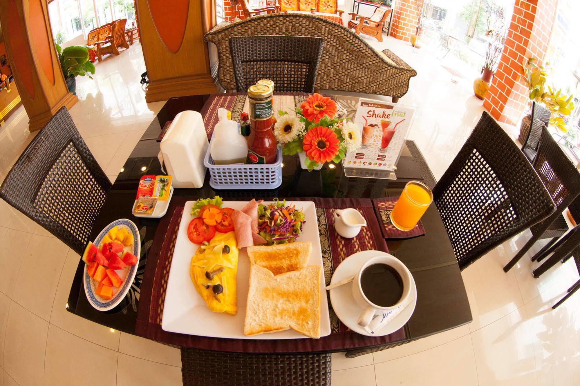Larn Park Resortel Patong Екстериор снимка