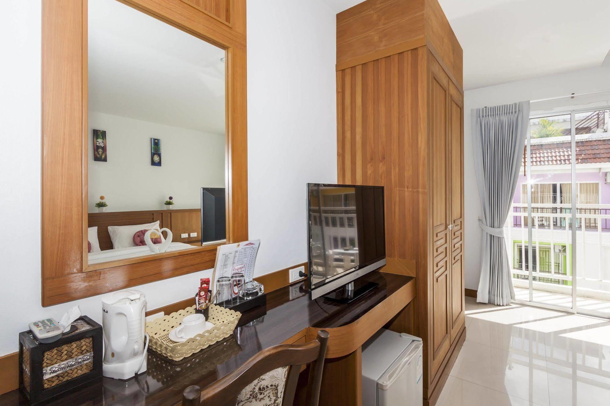 Larn Park Resortel Patong Екстериор снимка