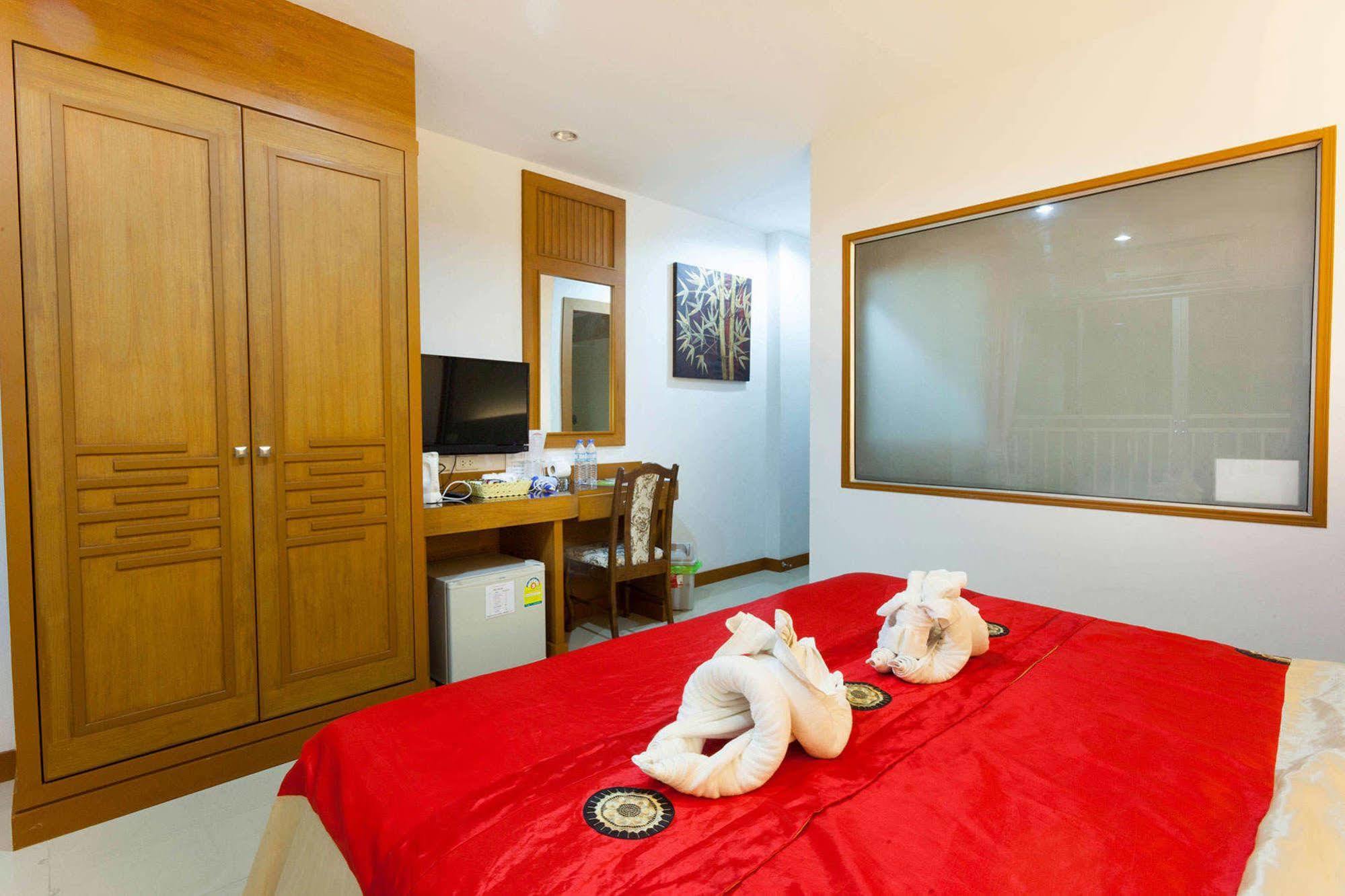 Larn Park Resortel Patong Екстериор снимка