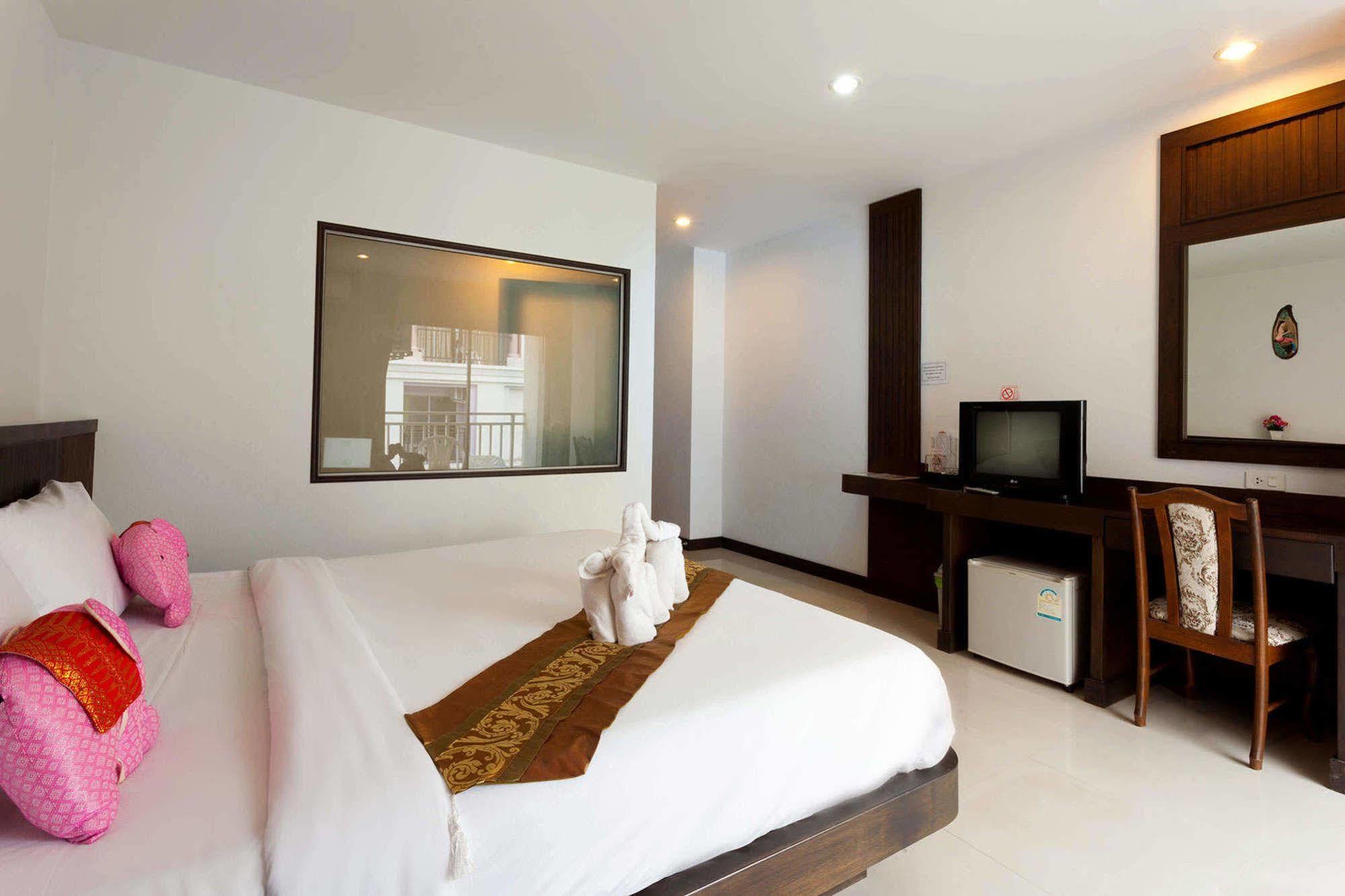 Larn Park Resortel Patong Екстериор снимка