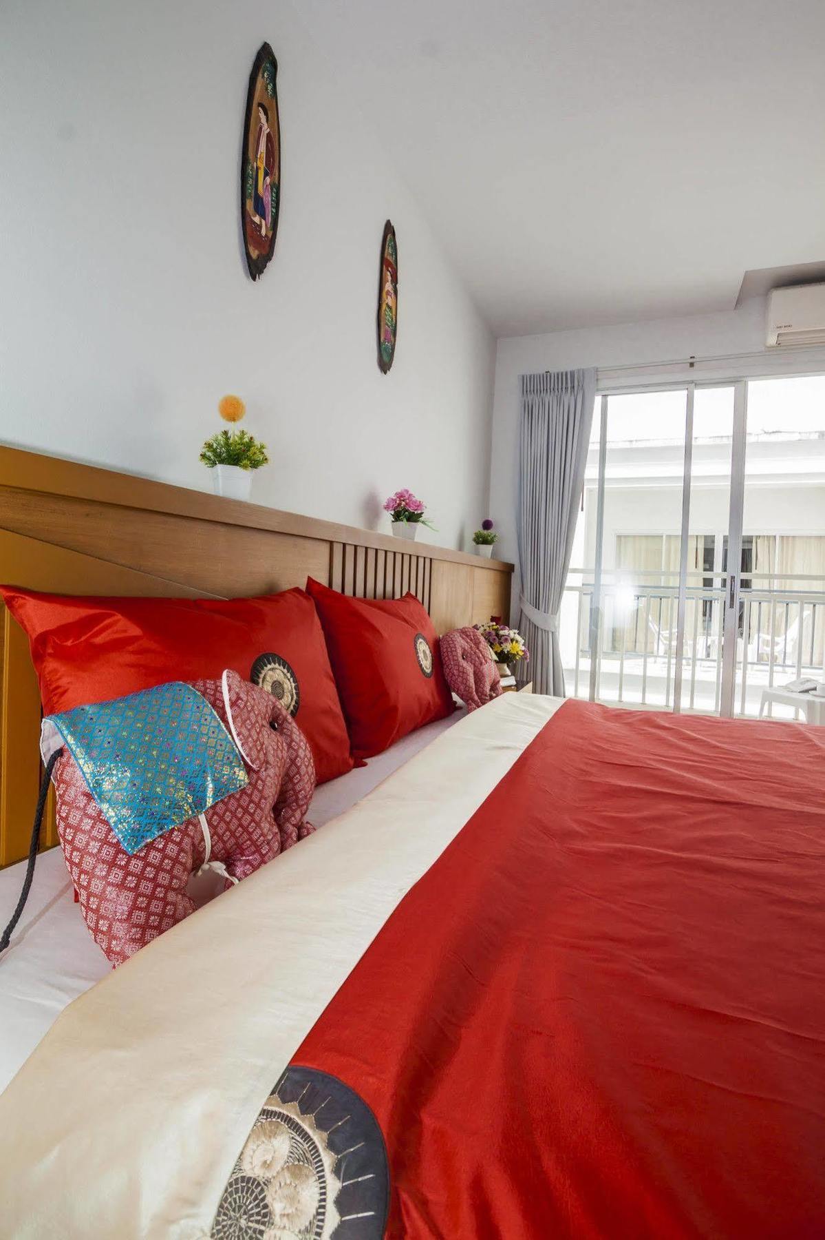 Larn Park Resortel Patong Екстериор снимка